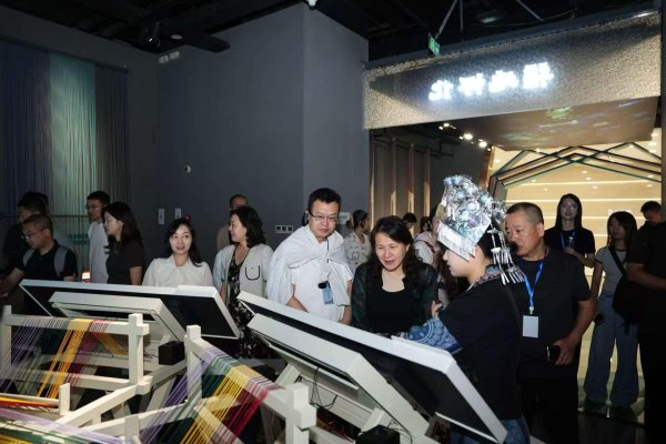千层金 全国影响力媒体大咖探秘怀化五溪非遗园，科技赋能，沉浸式体验让非遗“火”出圈